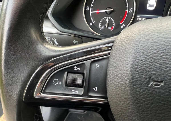Skoda Superb cena 59900 przebieg: 239000, rok produkcji 2018 z Mieroszów małe 781
